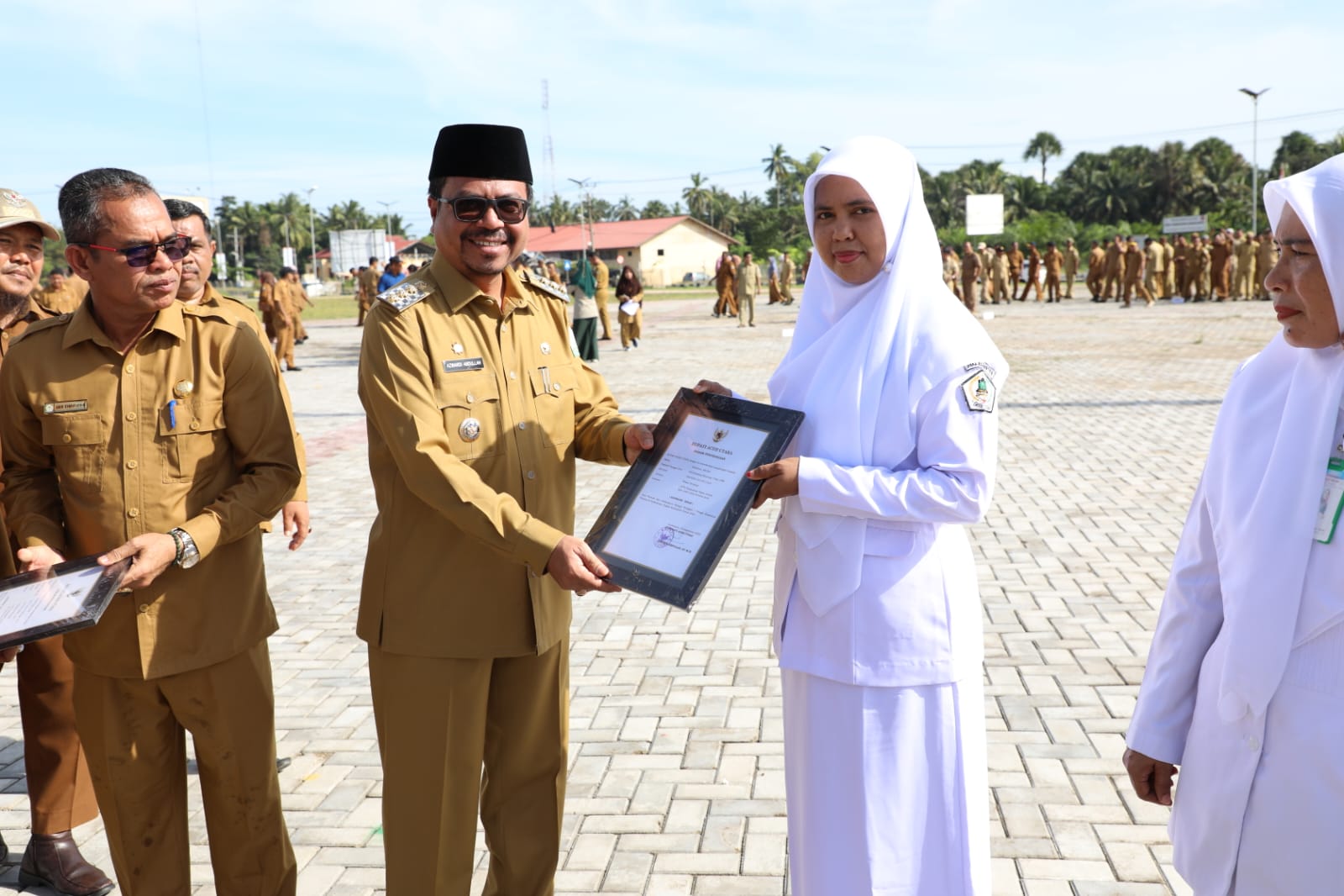 Pj Bupati Aceh Utara serahkan penghargaan untuk nakes teladan dan penggiat wisata