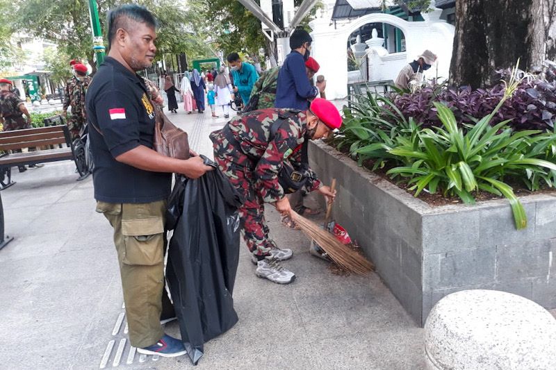 Yogyakarta dan ormas gelar Bakti \Mas Jo\ bersihkan Malioboro