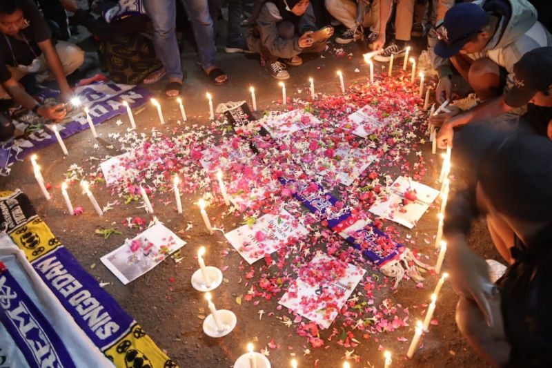 Suporter Probolinggo nyalakan lilin dan berdoa untuk korban Kanjuruhan Suporter Probolinggo nyalakan lilin dan berdoa untuk korban Kanjuruhan