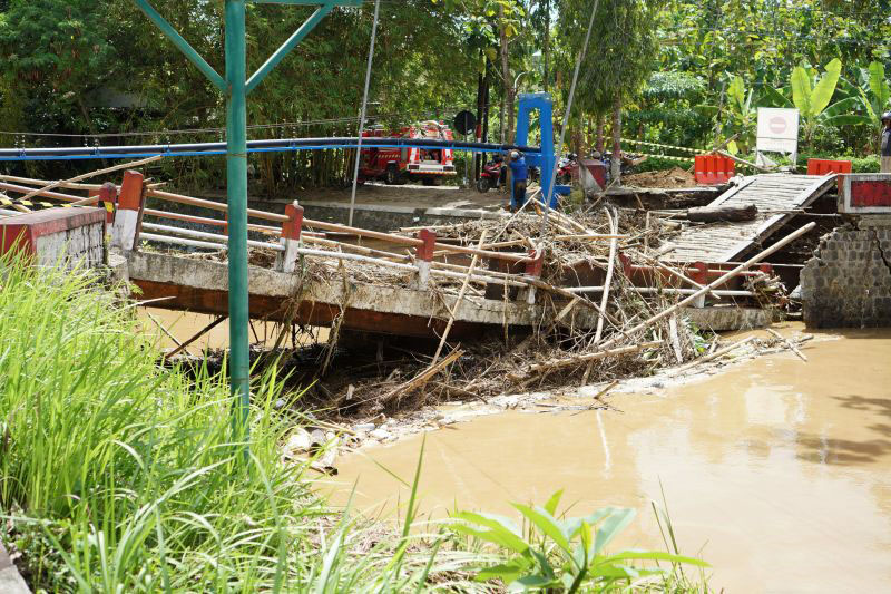Banjir dan tanah longsor sebabkan kerusakan prasarana di Trenggalek