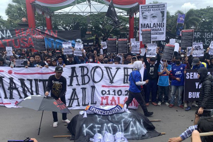 Ribuan Aremania gelar aksi damai menuntut proses hukum yang adil Ribuan Aremania gelar aksi damai menuntut proses hukum yang adil