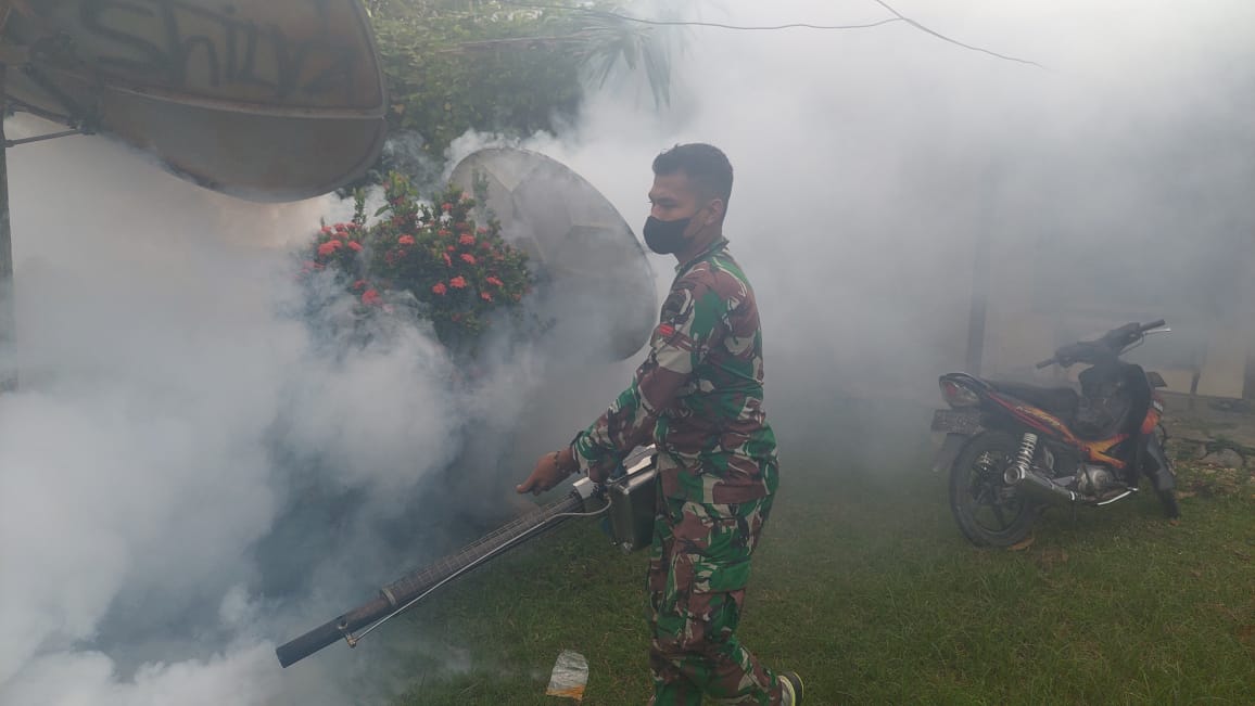 Cegah DBD di perbatasan Papua, Satgas Yonif 126/KC lakukan fogging Cegah DBD di perbatasan Papua, Satgas Yonif 126/KC lakukan fogging