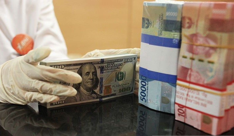 Rupiah melemah seiring pasar tunggu rilis data inflasi AS