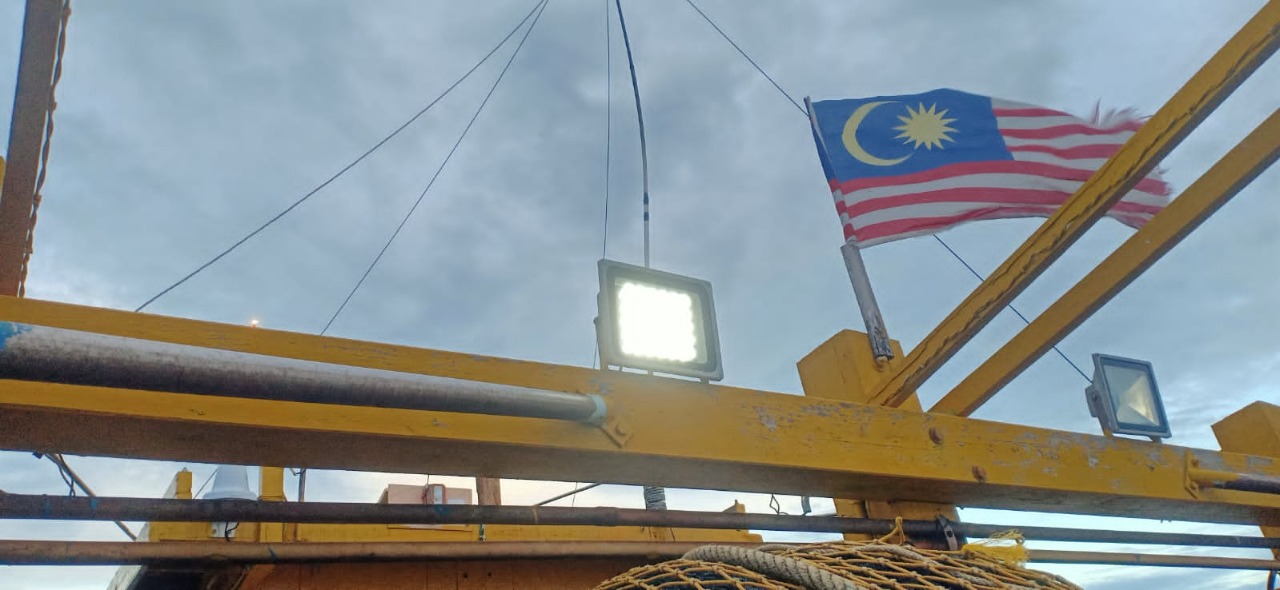 Curi ikan di Perairan Kepri, Bakamla RI tangkap kapal berbendera Malaysia Curi ikan di Perairan Kepri, Bakamla RI tangkap kapal berbendera Malaysia