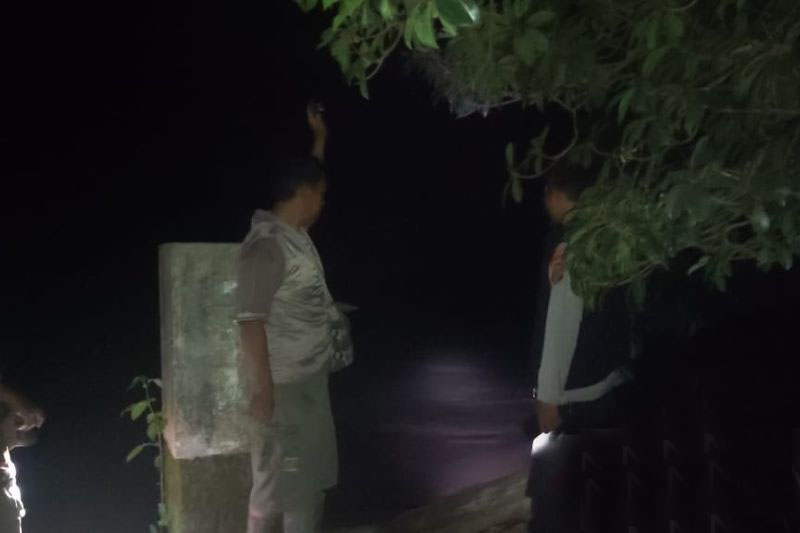 Dua rumah dan pabrik tahu hanyut disapu arus banjir Sungai Cibareno Dua rumah dan pabrik tahu hanyut disapu arus banjir Sungai Cibareno