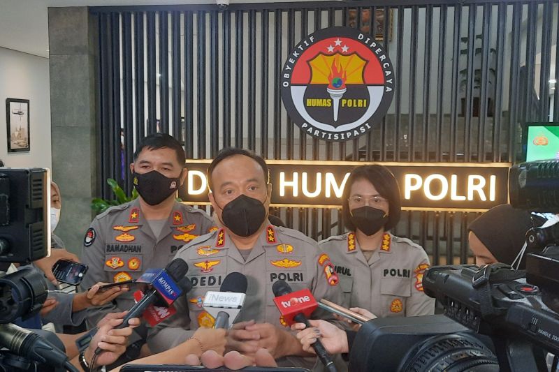 Kapolri bertolak ke Malang evaluasi tragedi Kanjuruhan Kapolri bertolak ke Malang evaluasi tragedi Kanjuruhan