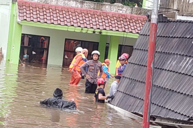 Camat Cilandak duga tembok MTsN 19 ambruk akibat arus air deras Camat Cilandak duga tembok MTsN 19 ambruk akibat arus air deras