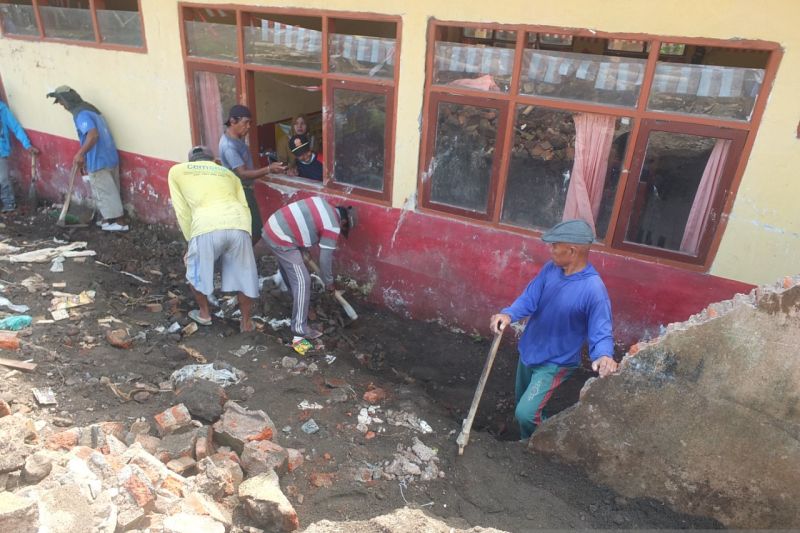 Jumlah sekolah rusak terdampak banjir di Jember bertambah Jumlah sekolah rusak terdampak banjir di Jember bertambah