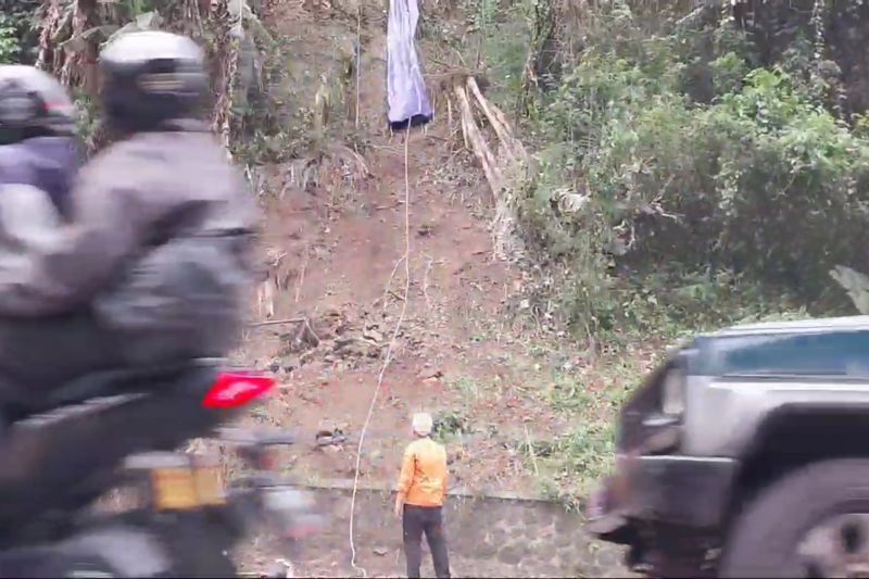 Polres Sumedang asesmen potensi longsor di Jalan Cadas Pangeran