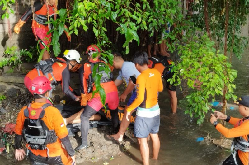 Tim SAR gabungan evakuasi jasad mahasiswa terseret banjir di Denpasar Tim SAR gabungan evakuasi jasad mahasiswa terseret banjir di Denpasar