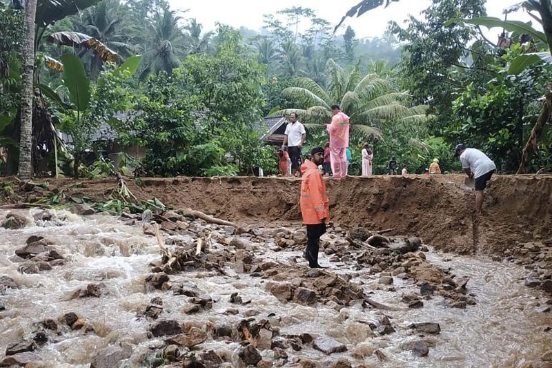 Satu desa di Malang terisolir akibat jembatan putus karena banjir Satu desa di Malang terisolir akibat jembatan putus karena banjir