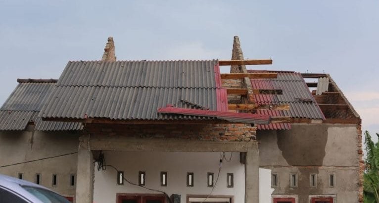 22 Oktober 2021: Angin puting beliung rusak rumah warga dan sekolah di Desa Rejeki