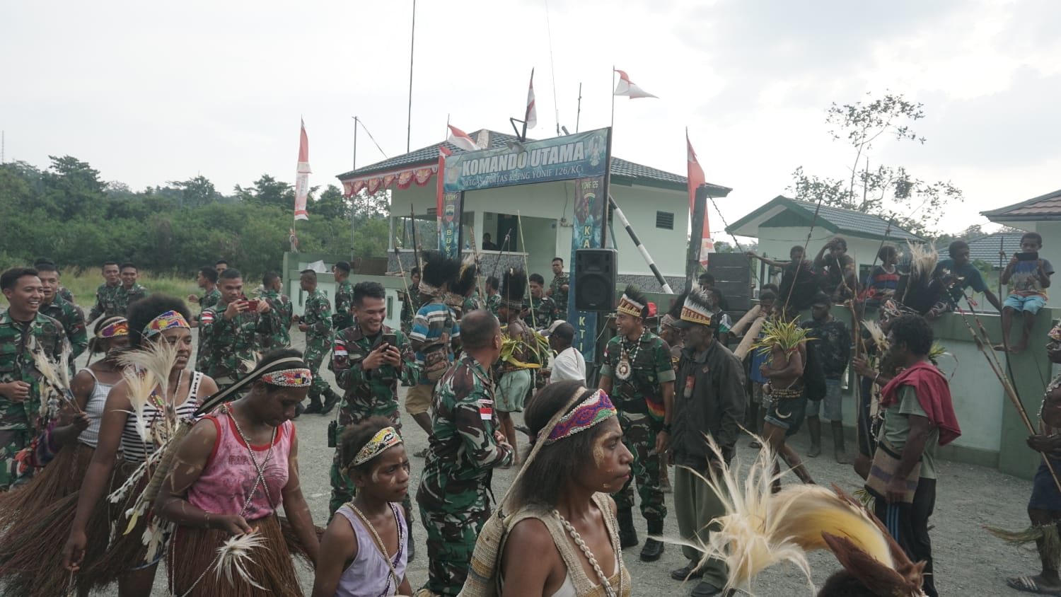 Persembahan tarian adat Papua lepas personel Satgas Yonif 126/KC Persembahan tarian adat Papua lepas personel Satgas Yonif 126/KC