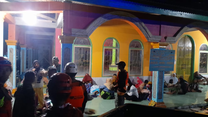 31 Oktober 2021: Banjir bandangtTerjang empat kelurahan di Kota Palopo, warga mengungsi ke masjid