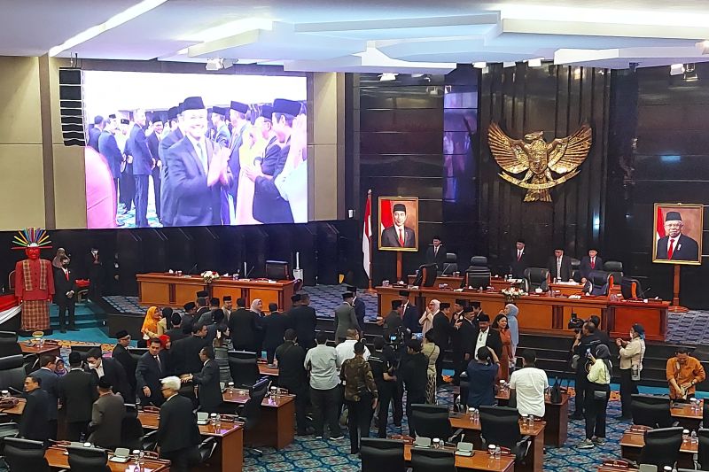 Heru Budi dapat ucapan selamat dari legislator saat hadiri Paripurna