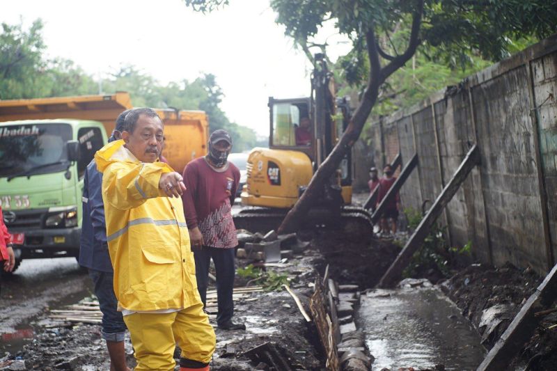 Wawali imbau warga Surabaya waspadai cuaca ekstrem sepekan ke depan Wawali imbau warga Surabaya waspadai cuaca ekstrem sepekan ke depan