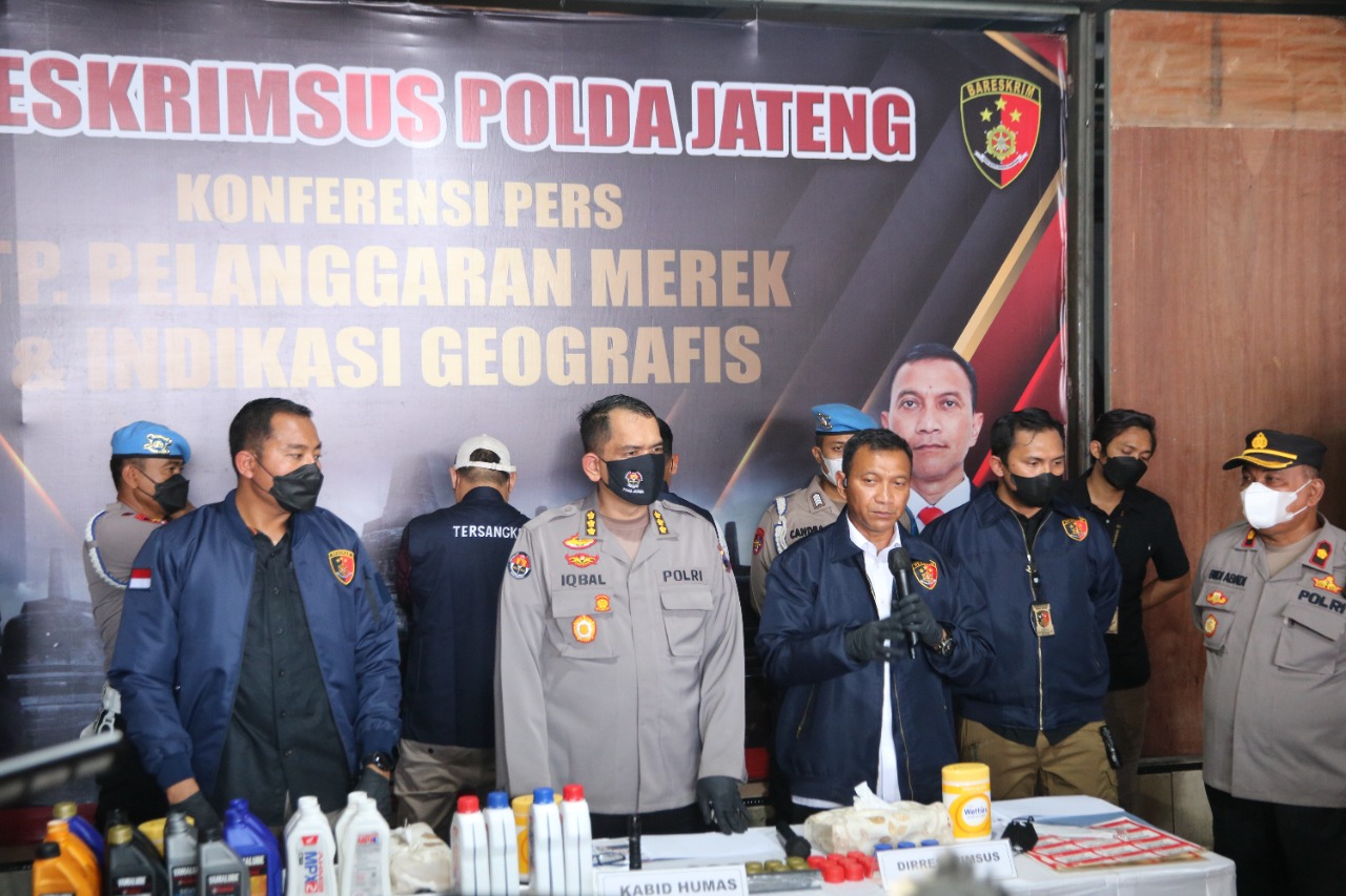 Sulap liquid parafin jadi oli palsu, warga Semarang ditangkap petugas Sulap liquid parafin jadi oli palsu, warga Semarang ditangkap petugas