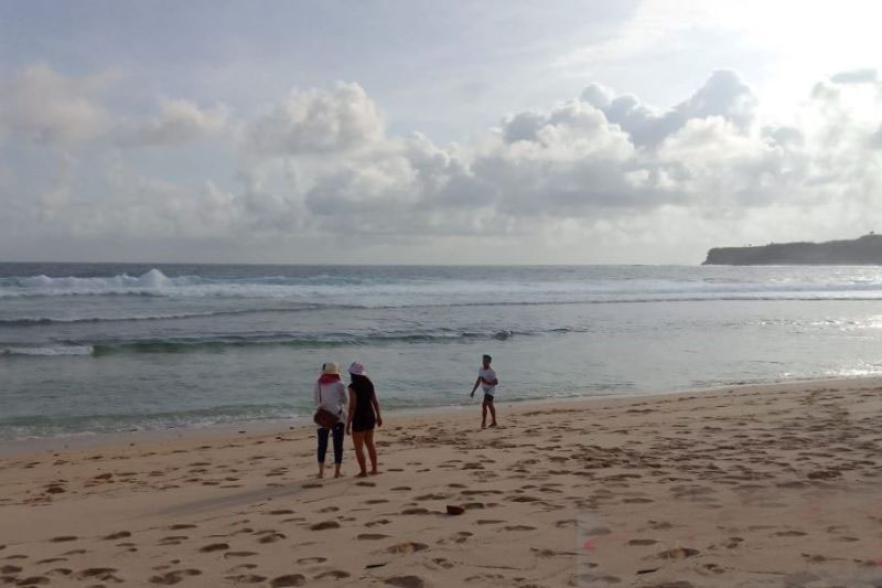 Pesona Pantai Gondo Mayit di Blitar yang tak seseram namanya Pesona Pantai Gondo Mayit di Blitar yang tak seseram namanya