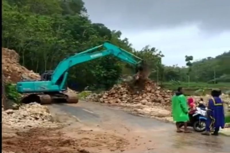 BPBD Gunungkidul evakuasi material tanah longsor Pantai Krakal BPBD Gunungkidul evakuasi material tanah longsor Pantai Krakal