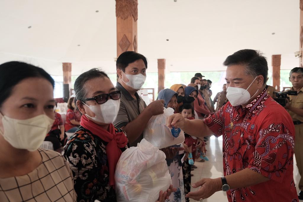 PSMTI salurkan 3.000 paket sembako untuk warga terdampak kenaikan harga BBM PSMTI salurkan 3.000 paket sembako untuk warga terdampak kenaikan harga BBM