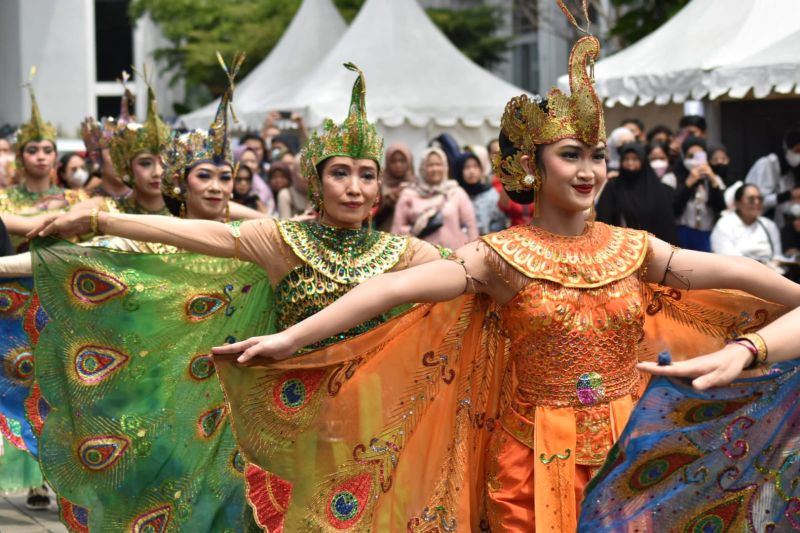 Sebanyak 1.027 orang menari Tari Merak di Gedung Sate