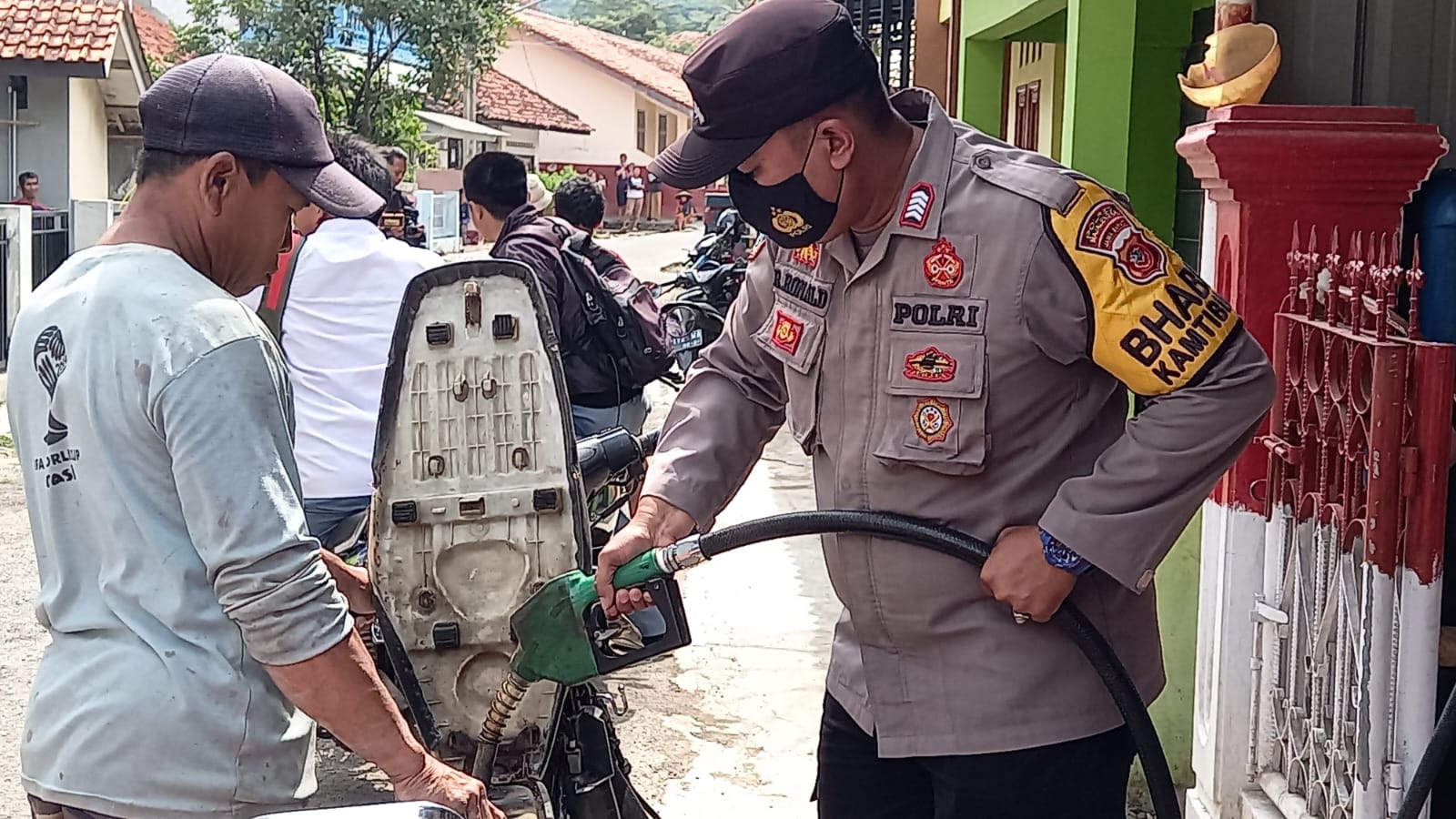 Sisihkan sebagian rizkinya, Bhabinkamtibmas bagi-bagi BBM gratis ke warga binaan Sisihkan sebagian rizkinya, Bhabinkamtibmas bagi-bagi BBM gratis ke warga binaan