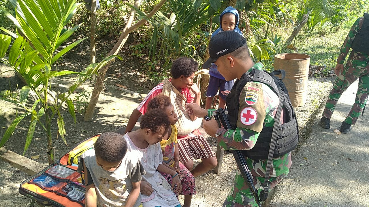 Satgas Yonif 126/KC berikan sirup multivitamin kepada anak Papua di perbatasan Satgas Yonif 126/KC berikan sirup multivitamin kepada anak Papua di perbatasan