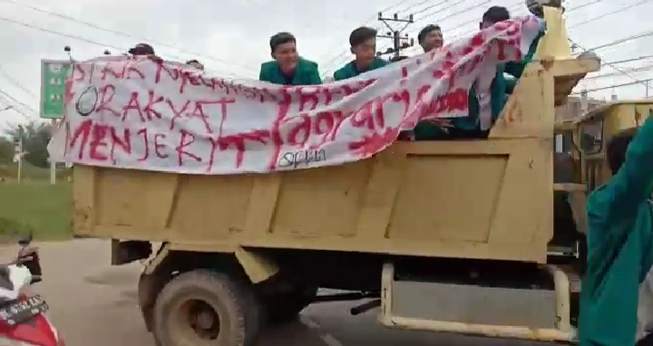 Ratusan mahasiswa di Lhokseumawe gelar aksi tolak kenaikan harga BBM