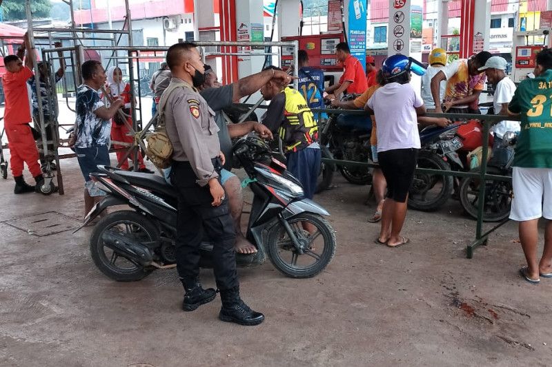 Polda Papua Barat siagakan personel di SPBU terkait isu kenaikan BBM Polda Papua Barat siagakan personel di SPBU terkait isu kenaikan BBM