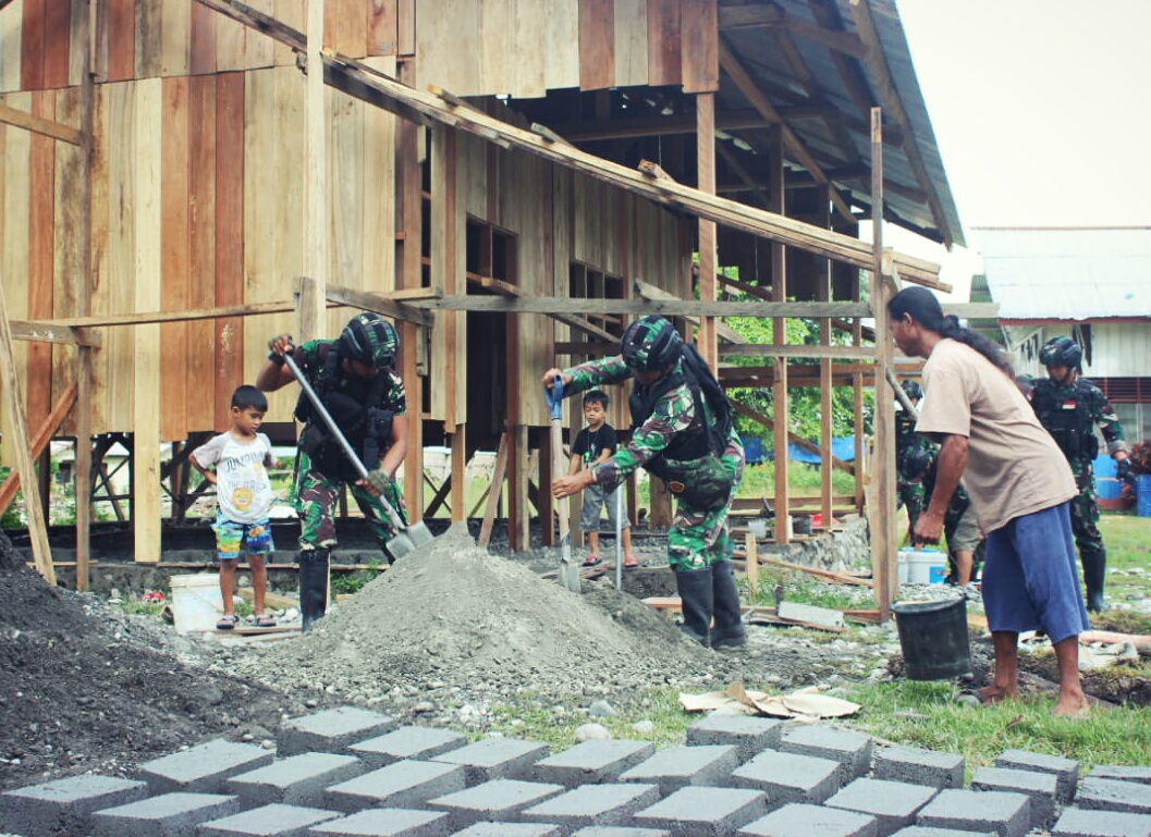 Satgas Pamtas Yonif Raider 142/KJ bantu pembangunan sekolah di Papua Satgas Pamtas Yonif Raider 142/KJ bantu pembangunan sekolah di Papua