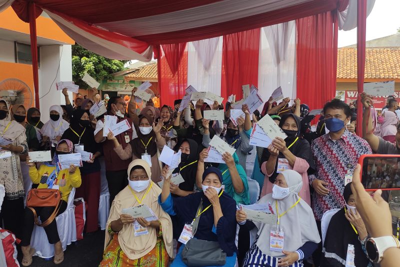 Presiden ke Kantor Pos Bandar Lampung untuk tinjau penyaluran BLT BBM Presiden ke Kantor Pos Bandar Lampung untuk tinjau penyaluran BLT BBM