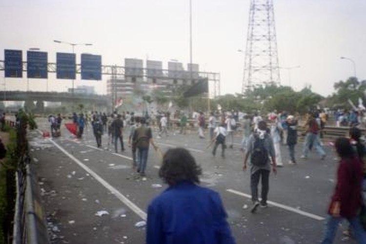 24 September 1999: Demonstrasi menuntut pembatalan RUU PKB berakhir ricuh 24 September 1999: Demonstrasi menuntut pembatalan RUU PKB berakhir ricuh