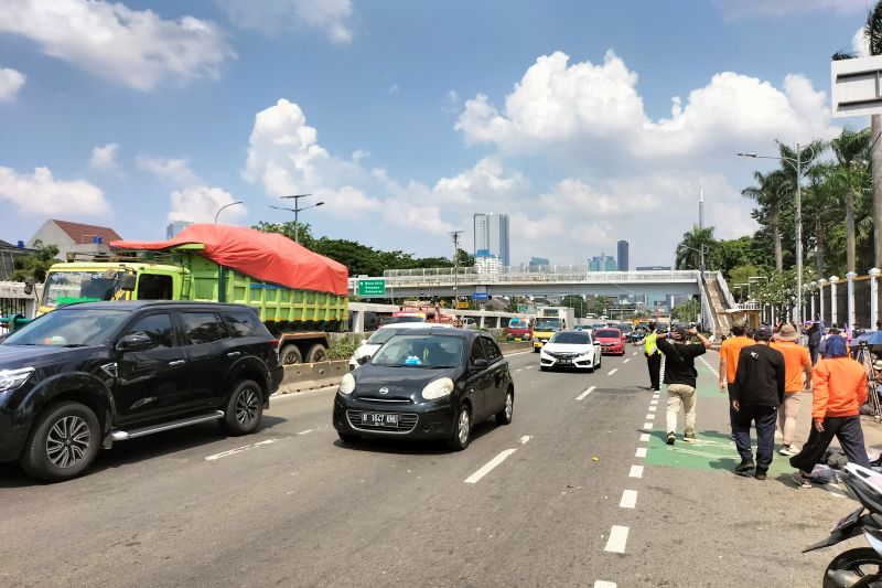 Petugas buka kembali Jalan Gatot Subroto depan gedung DPR