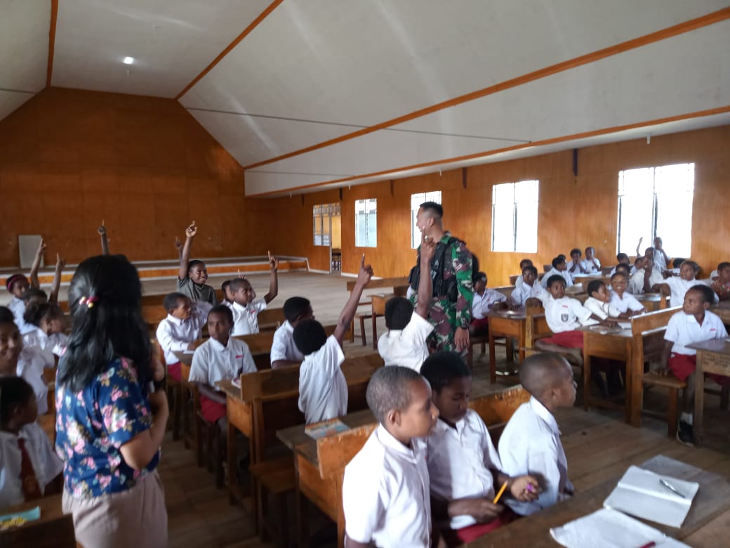 Satgas Pamtas Yonif Raider 142/KJ perkuat wawasan kebangsaan siswa di Tolikara