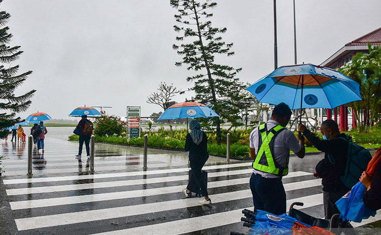 Hujan ringan hingga sedang berpeluang turun di sejumlah kota besar