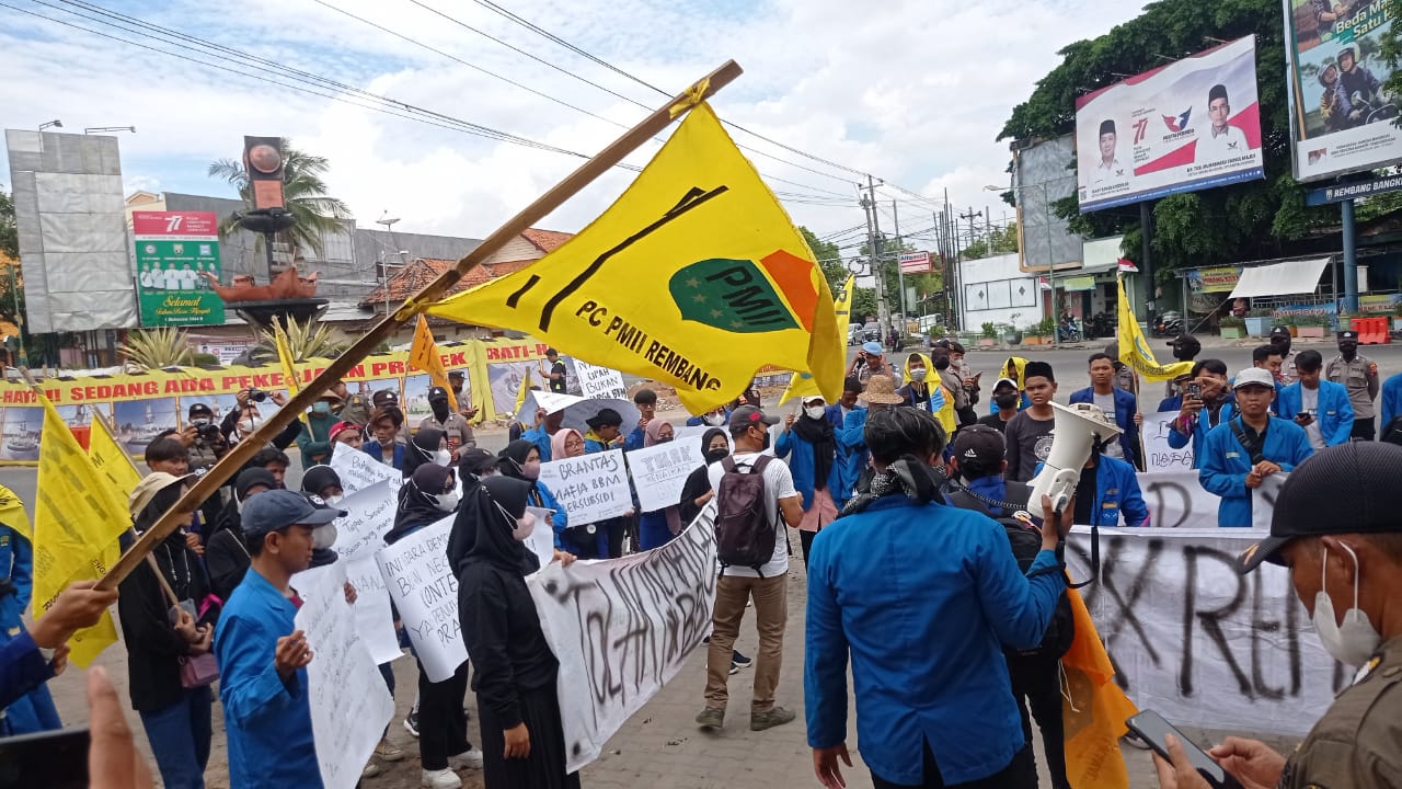 PMII Rembang demo tolak kenaikan harga BBM PMII Rembang demo tolak kenaikan harga BBM