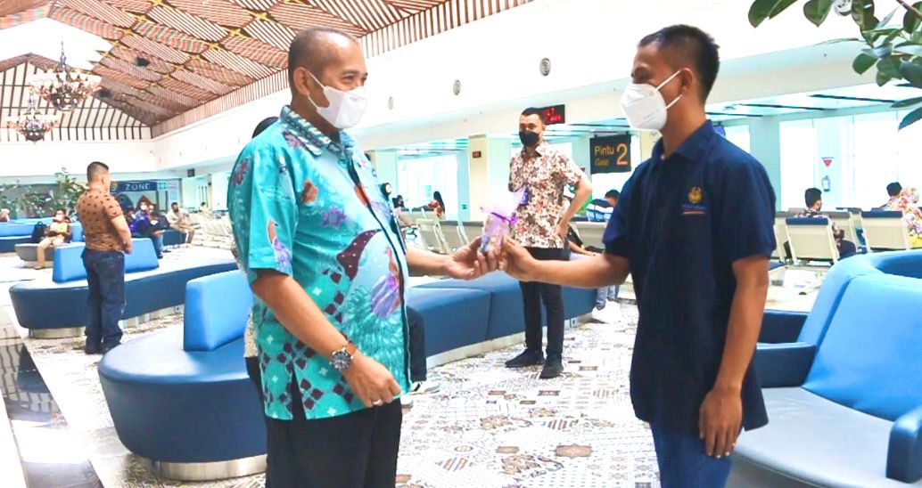 Hari Pelanggan Nasional, Bandara Adi Soemarmo bagikan cinderamata kepada penumpang Hari Pelanggan Nasional, Bandara Adi Soemarmo bagikan cinderamata kepada penumpang