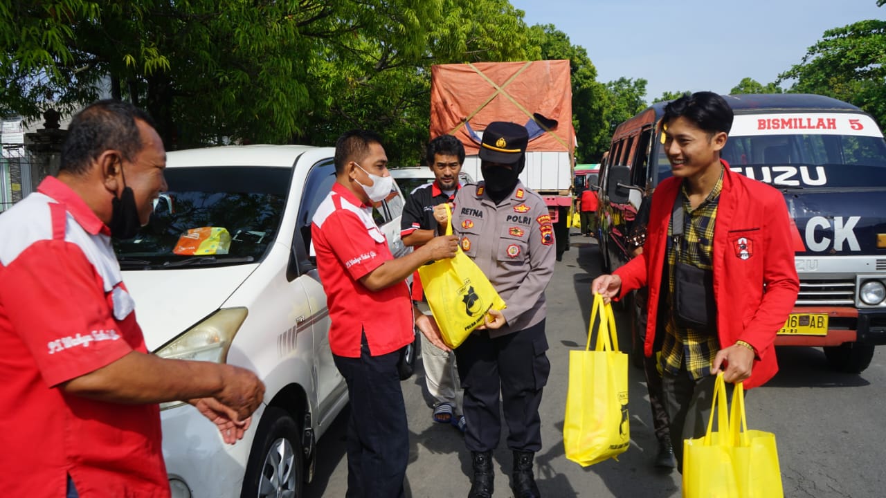 Polres Sukoharjo ajak mahasiswa salurkan bansos untuk masyarakat Polres Sukoharjo ajak mahasiswa salurkan bansos untuk masyarakat