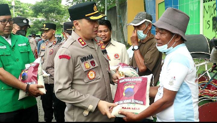 Bantu warga terdampak kenaikan BBM, Polres Kudus bagikan 2000 kantong beras