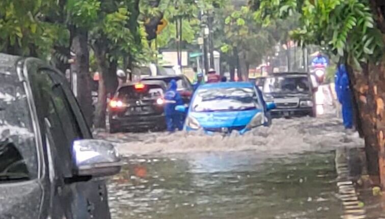 Petugas tangani banjir setinggi 40 sentimeter di Pulogadung Petugas tangani banjir setinggi 40 sentimeter di Pulogadung