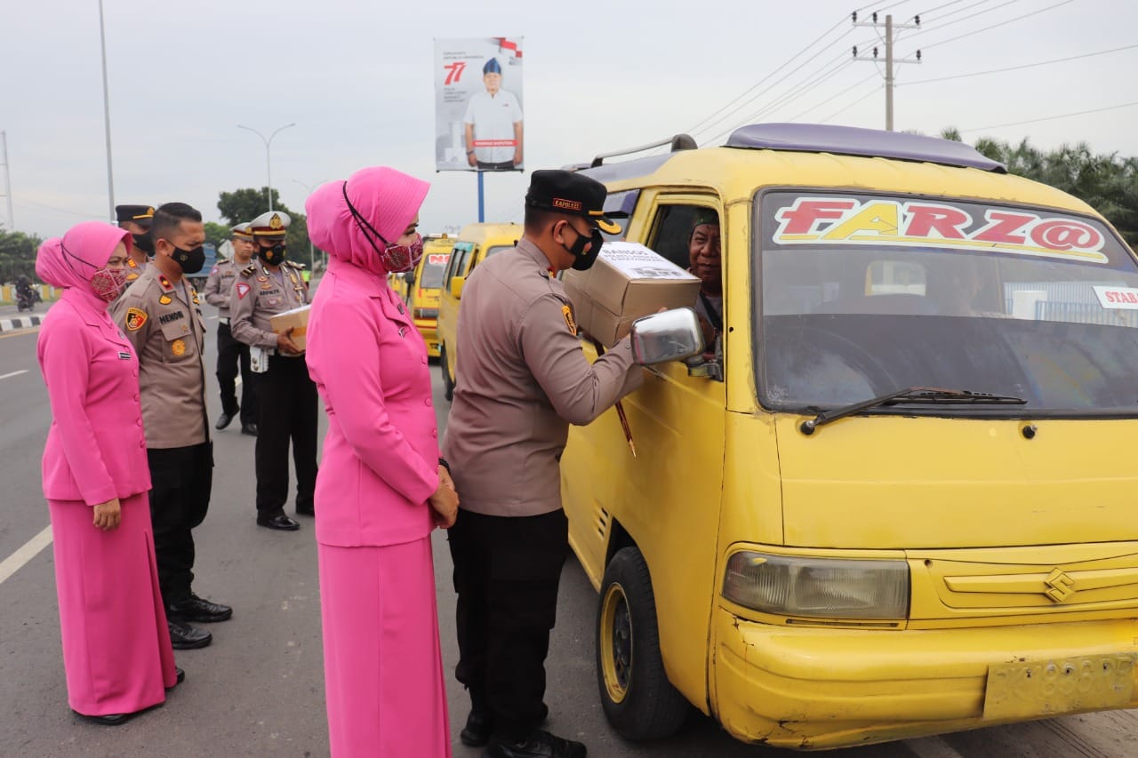 Kurangi beban para sopir angkot, Kapolres Langkat berbagi sembako Kurangi beban para sopir angkot, Kapolres Langkat berbagi sembako