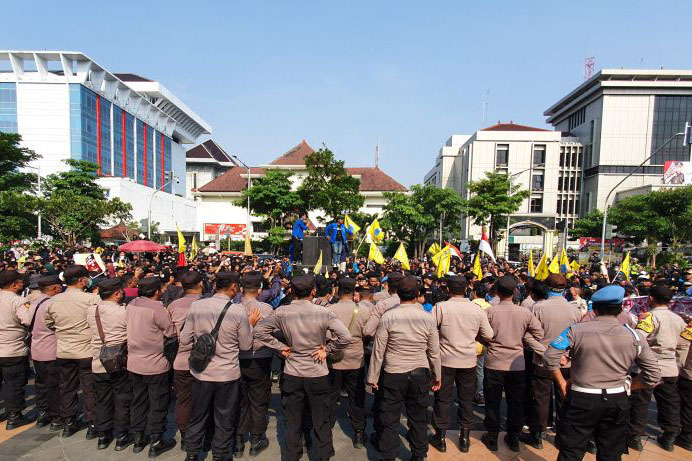 Ratusan polisi amankan unjuk rasa tolak kenaikan BBM di Semarang Ratusan polisi amankan unjuk rasa tolak kenaikan BBM di Semarang