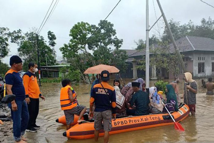 BPBD Gunung Mas mulai evakuasi warga karena banjir meluas BPBD Gunung Mas mulai evakuasi warga karena banjir meluas