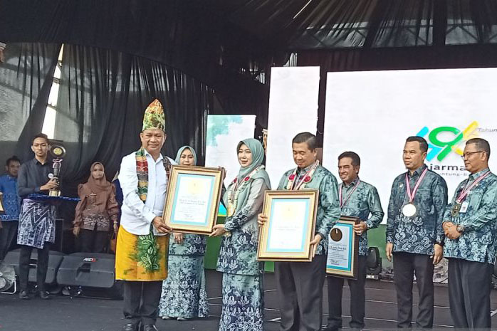 Banjarmasin pecahkan rekor edukasi Sasirangan massal pada siswa Banjarmasin pecahkan rekor edukasi Sasirangan massal pada siswa