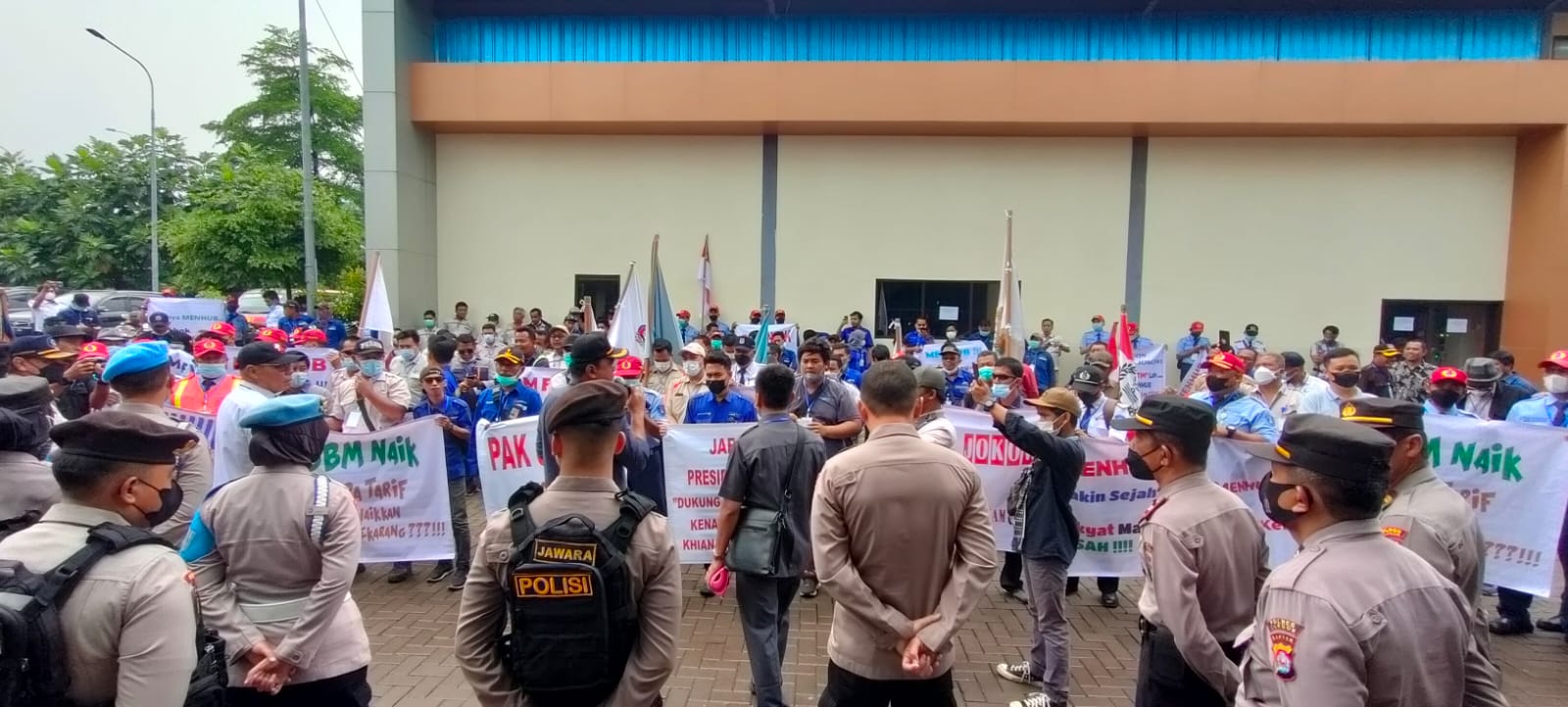 Tarif angkutan pelayaran belum naik, pengusaha kapal demo kantor BPTD Tarif angkutan pelayaran belum naik, pengusaha kapal demo kantor BPTD