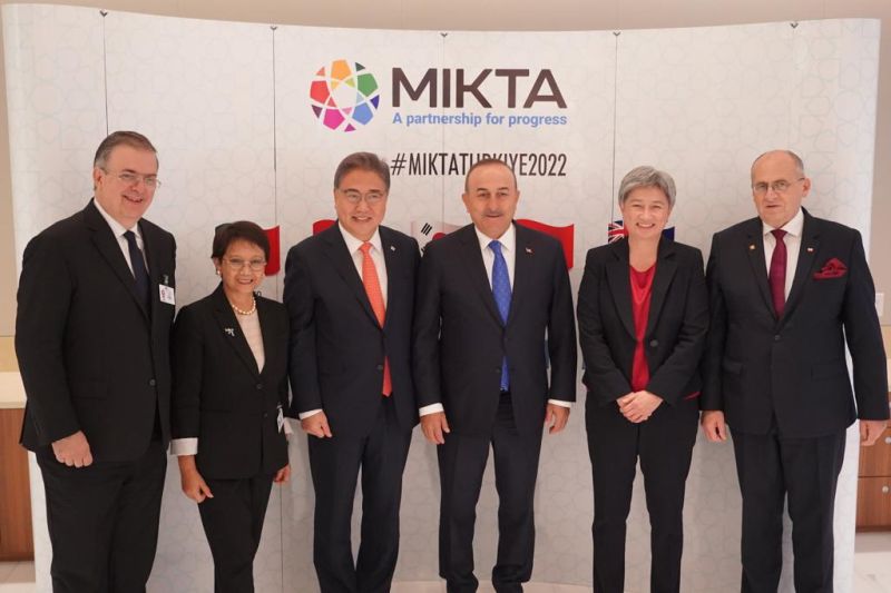 Menlu RI bahas pupuk dan persiapan KTT G20 di pertemuan MIKTA Menlu RI bahas pupuk dan persiapan KTT G20 di pertemuan MIKTA