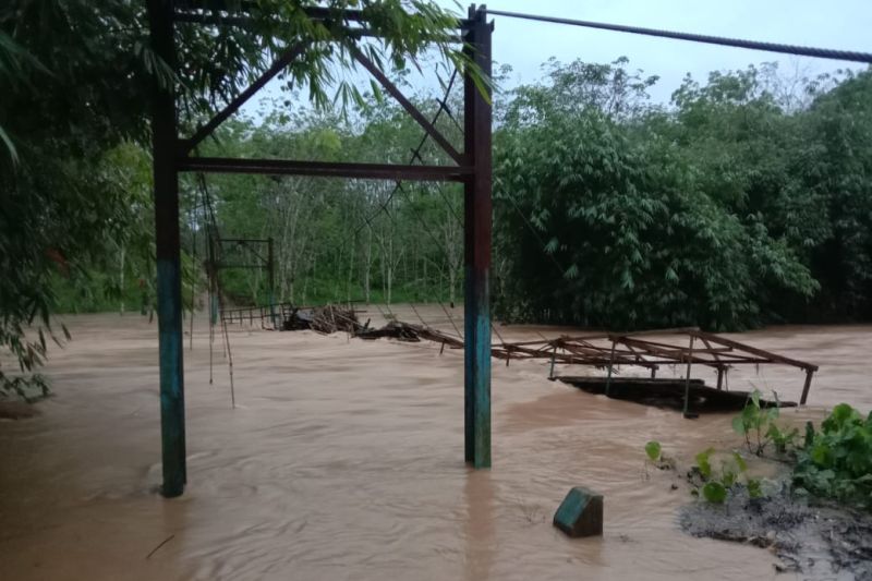 Tiga dusun di Bengkulu Utara terisolasi akibat banjir Tiga dusun di Bengkulu Utara terisolasi akibat banjir