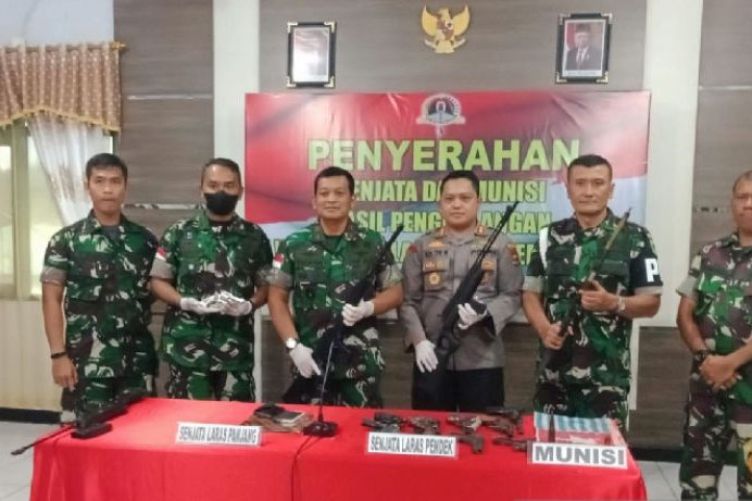 Masyarakat Papua serahkan 14 senjata dan amunisi kepada Danrem Biak Masyarakat Papua serahkan 14 senjata dan amunisi kepada Danrem Biak