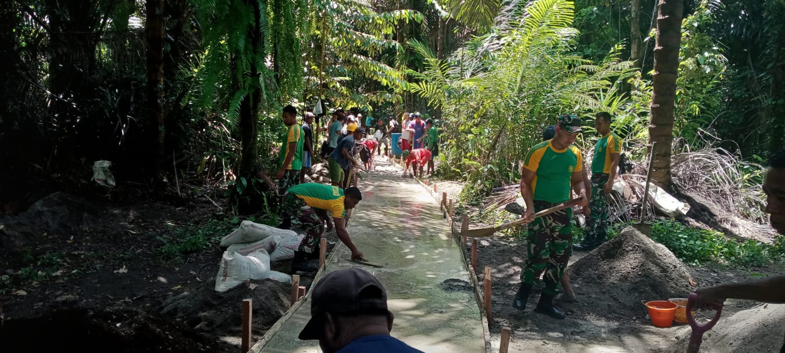 Satgas Yonarmed 1 Kostrad dan warga Desa Allang Asaude bangun jalan setapak Satgas Yonarmed 1 Kostrad dan warga Desa Allang Asaude bangun jalan setapak
