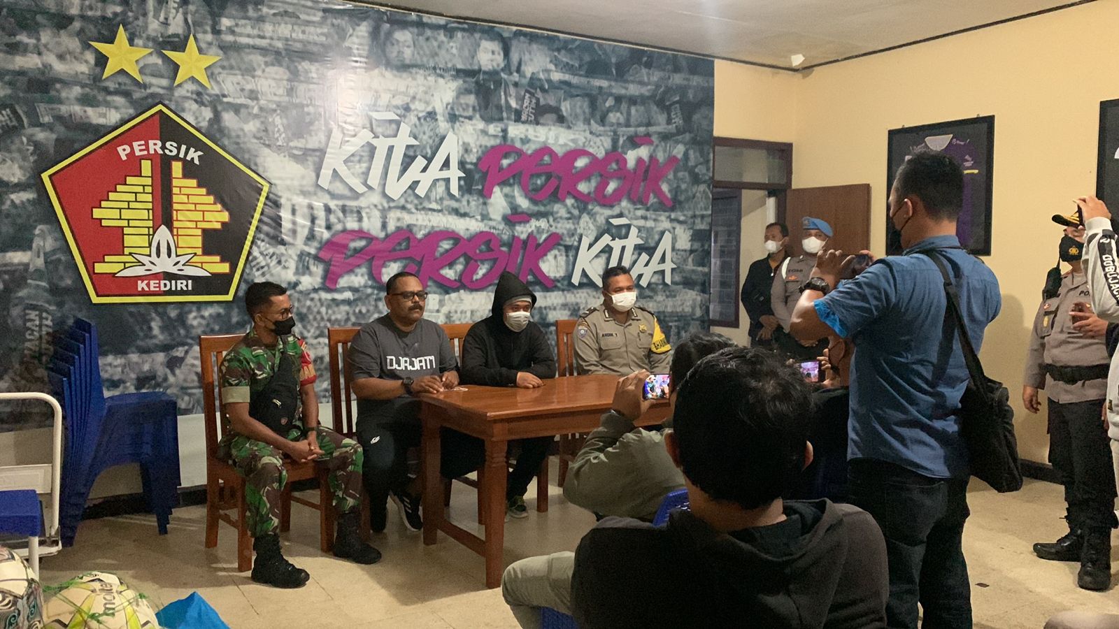 YouTuber pelaku pemukul suporter ambil rompi media demi konten